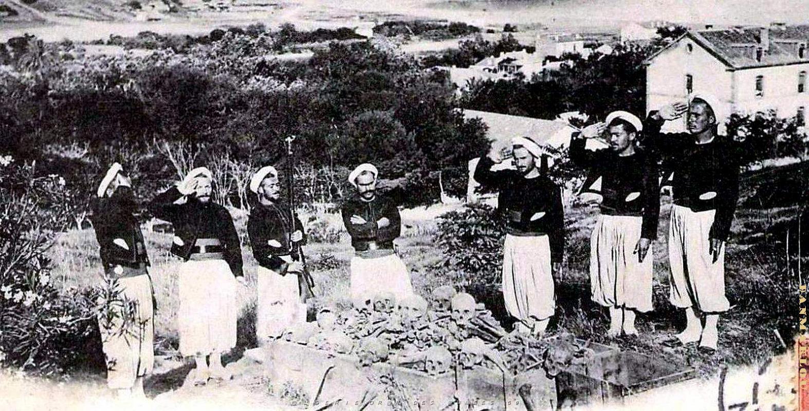 2569- Nemours - Exhumation des Braves de Sidi-Brahim2 - 1908.jpg